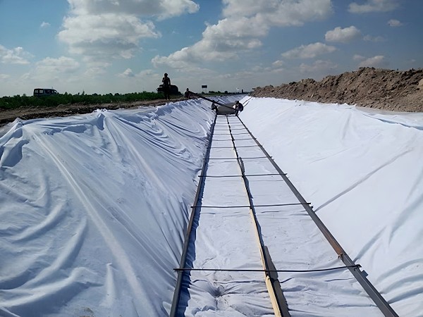 Reinforced-1.5mm-Composite-Geomembrane-Liner-for-Tailing-Bottom-Lining