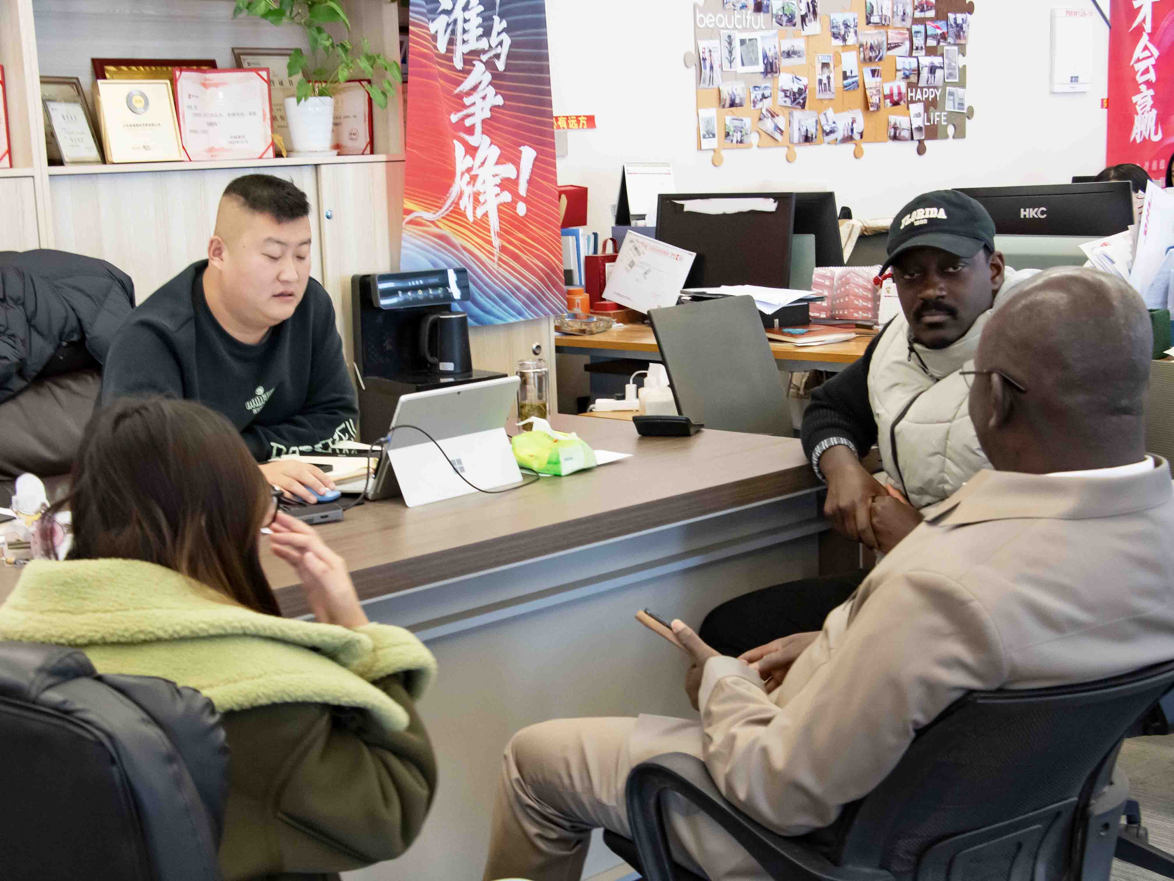 Têtes de tracteur, camions à plateau et semi-remorques bennes exportés vers le Burkina Faso et la Côte d'Ivoire