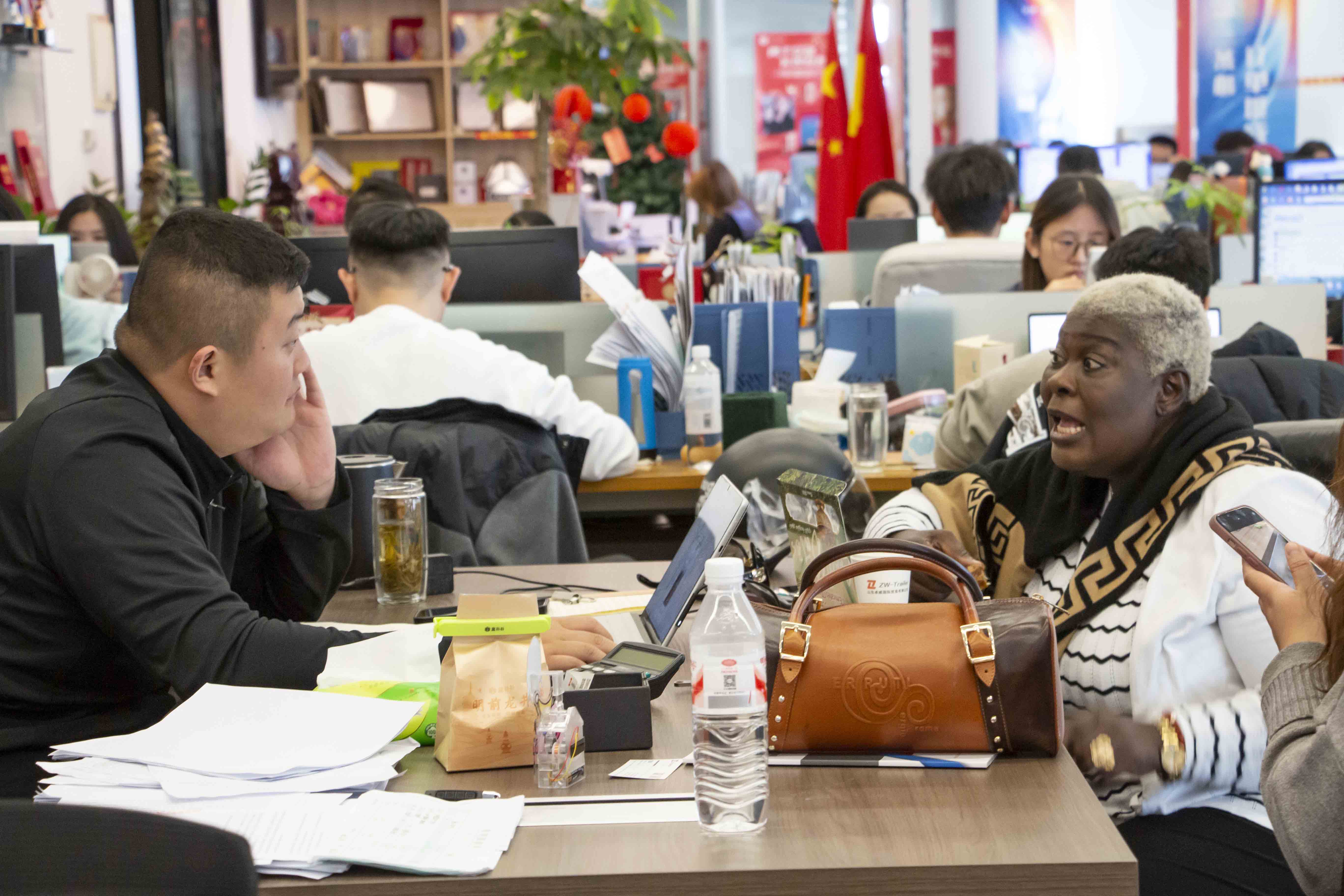 Cliente Nigeriano Adquire 16 Caminhões Basculantes HOWO Usados Premium da ZW Vehicle Group