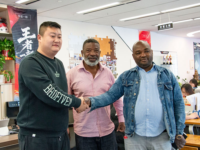 Novo chassi de caminhão de carga 8x4 exportado para o Congo.