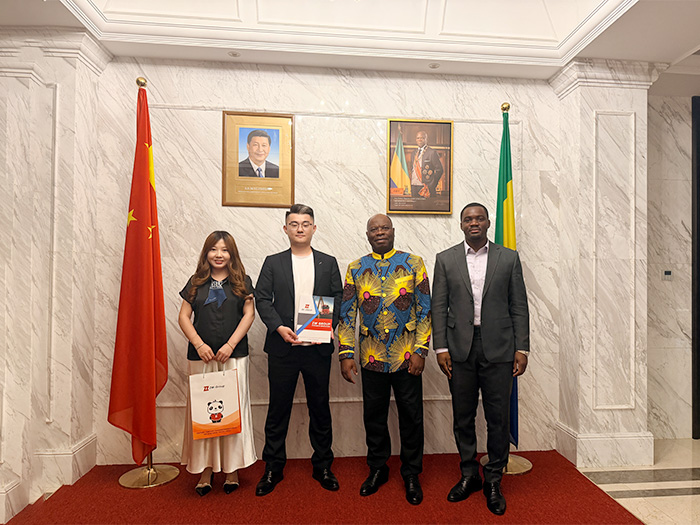 O Embaixador do Gabão Recebe o Comércio de Equipamentos Pesados do ZW Vehicle Group