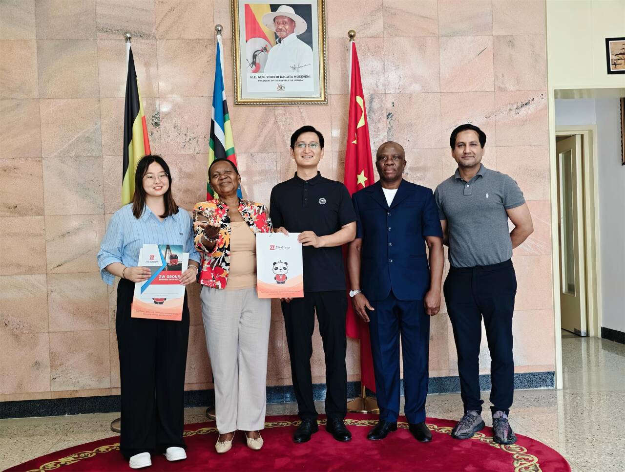 O Embaixador de Uganda firma parceria com a ZW Vehicle Group para reboques pesados