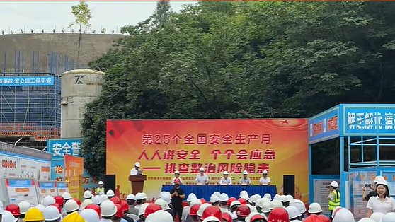 六月，全国第25个“安全生产月”如期而至，围绕“人人讲安全、个个会应急——排查整治风险隐患”主题，宜昌伍家新城投资控股集团有限公司于6月12日上午，在伍欣景苑二期安置房项目施工现场，举办2026年“安全生产月”启动仪式暨有限空间作业事故应急救援演练活动。