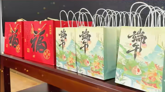 粽香传心意服务暖人心，邻里相伴祈愿端午安康，伍家新城物业端午活动启幕。