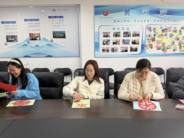 黄河线缆营销中心开展重阳节剪纸活动