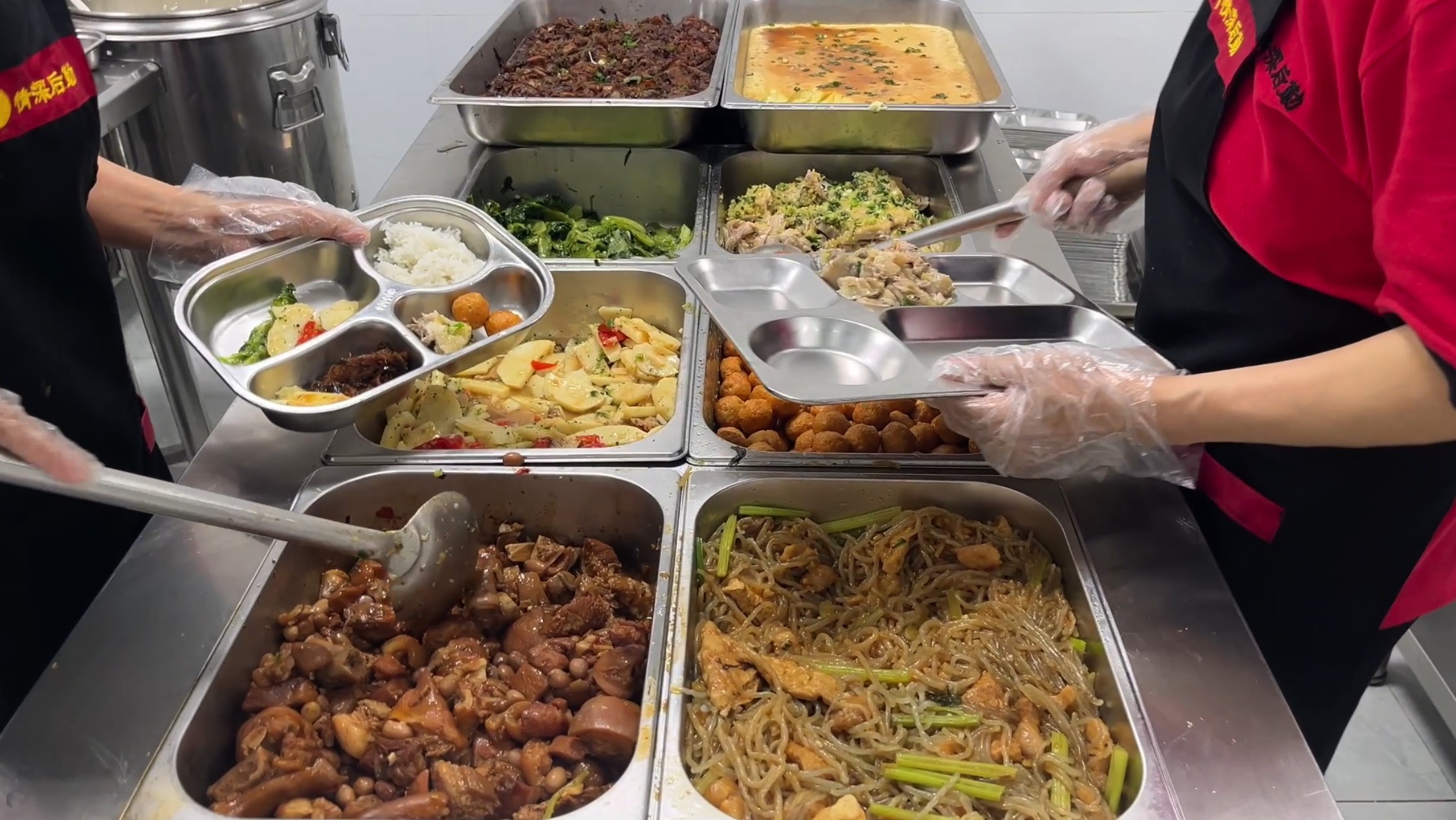 孩子在学校待最久的地方，除了教室还有哪儿？