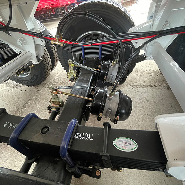 白色平板半挂 (1)