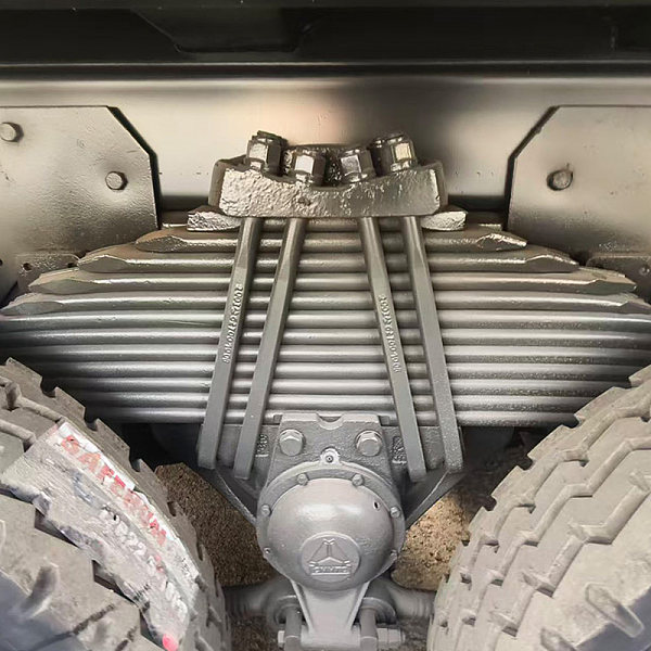 豪沃白色自卸详情8