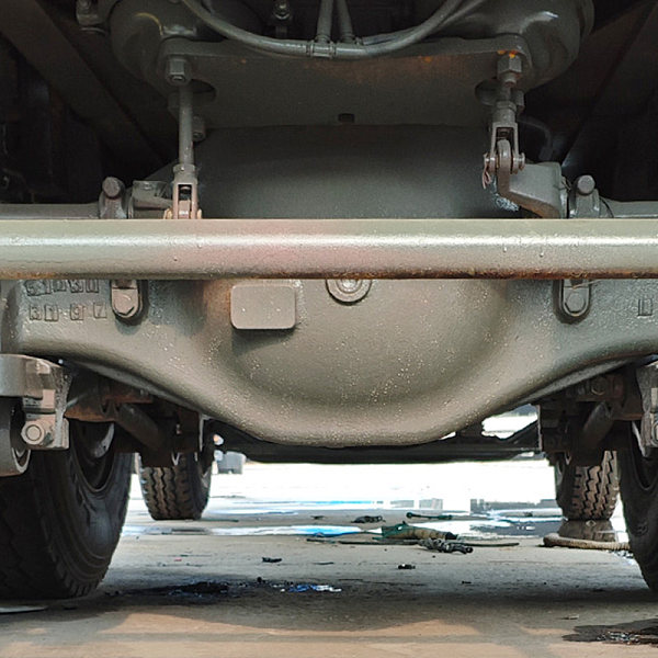 豪沃白色自卸详情9