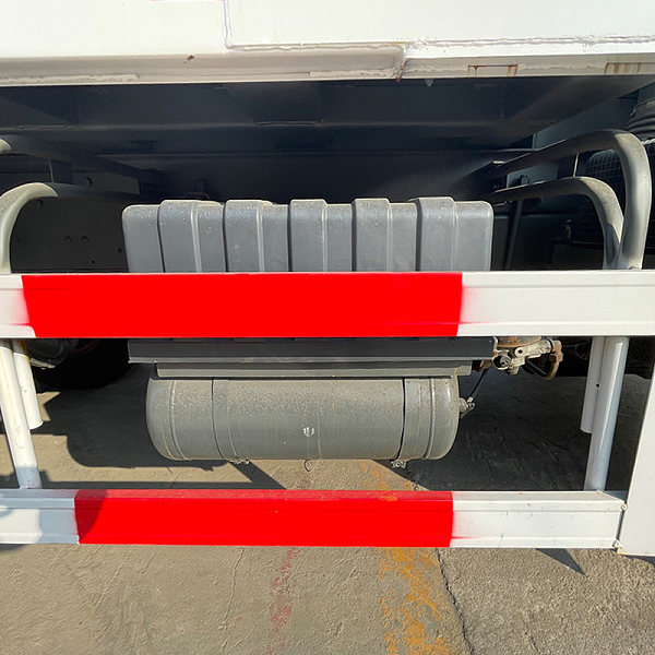 豪沃白色自卸详情14