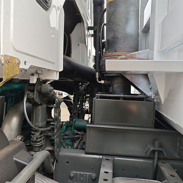 豪沃白色自卸详情15