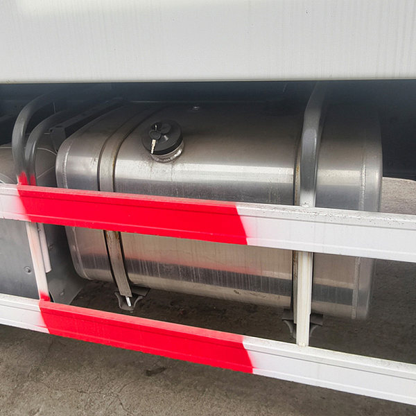 豪沃白色自卸详情17