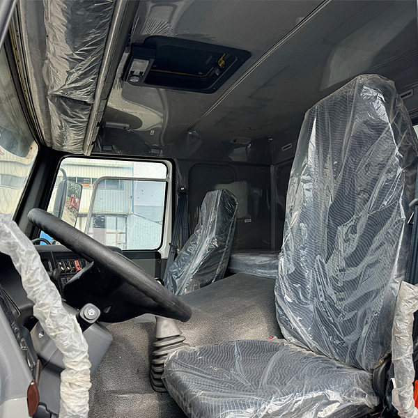 豪沃白色自卸详情6