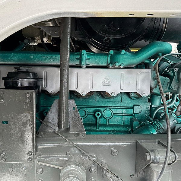 豪沃白色自卸详情7