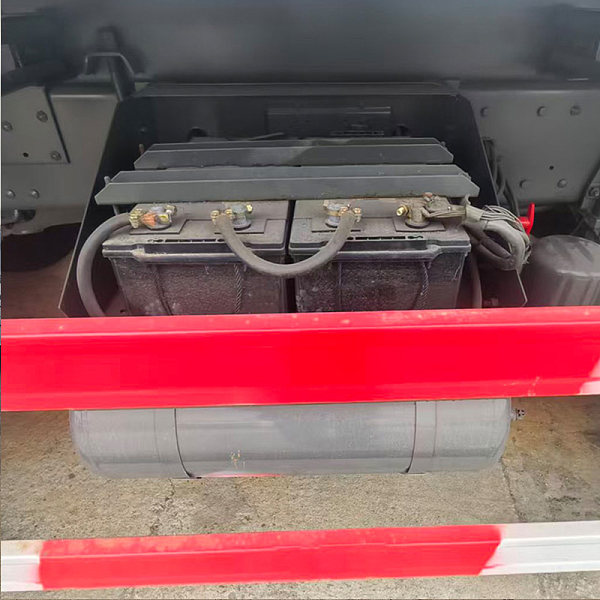 豪沃白色自卸详情8