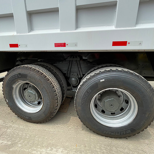 豪沃白色自卸详情10