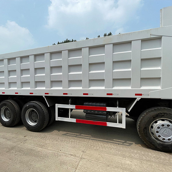 豪沃白色自卸详情11