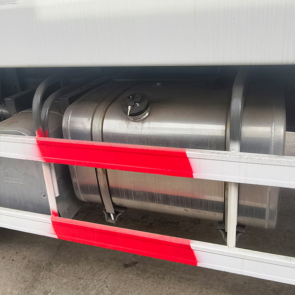 豪沃白色自卸详情14