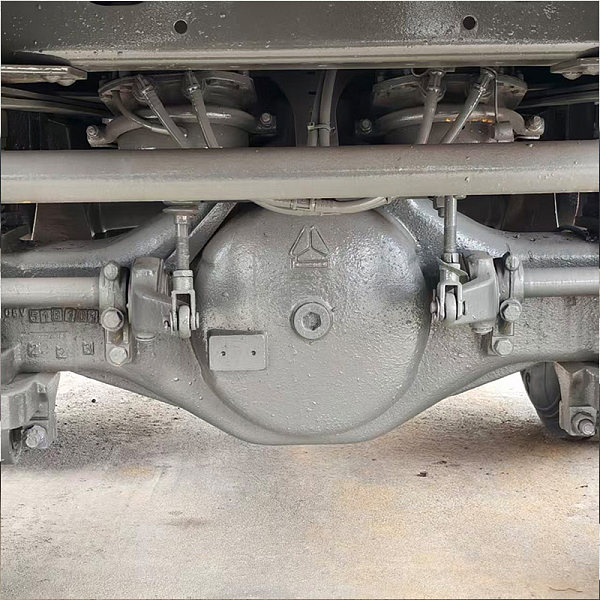 豪沃白色自卸详情15