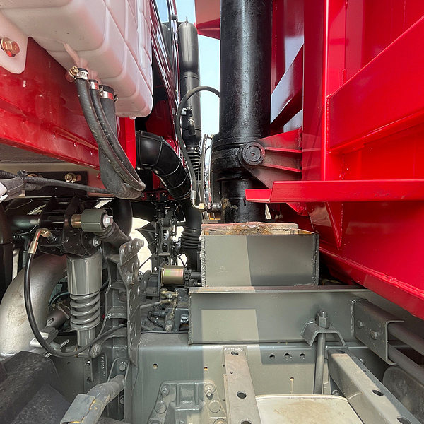 豪沃红色8x4详情16