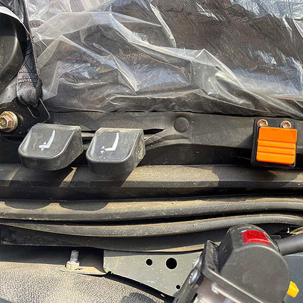 豪沃随车吊白色详情2