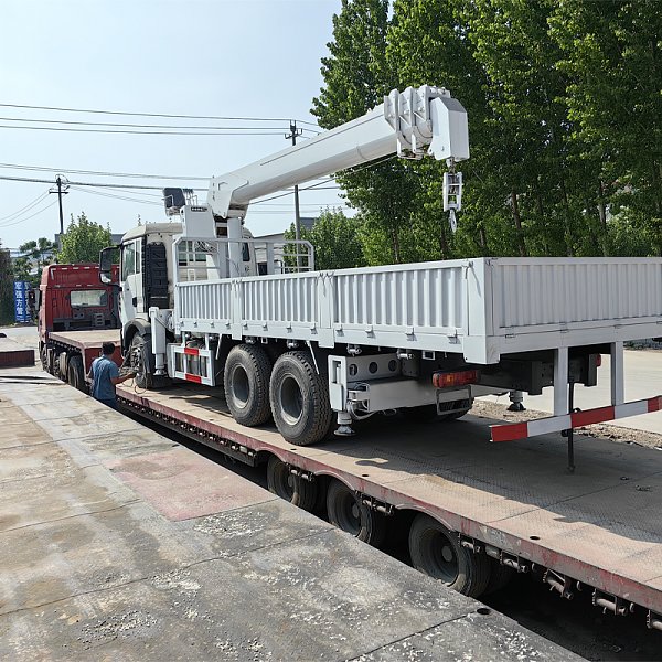 豪沃随车吊白色详情5