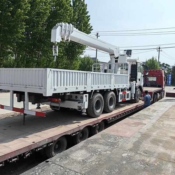 豪沃随车吊白色详情6