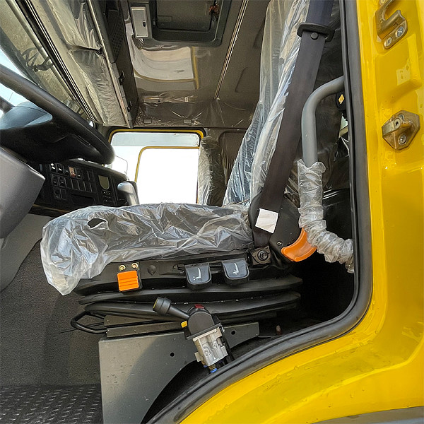 豪沃8x4自卸黄色详情4