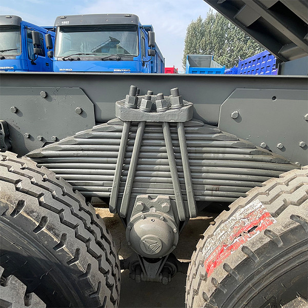 豪沃8x4自卸灰色详情1