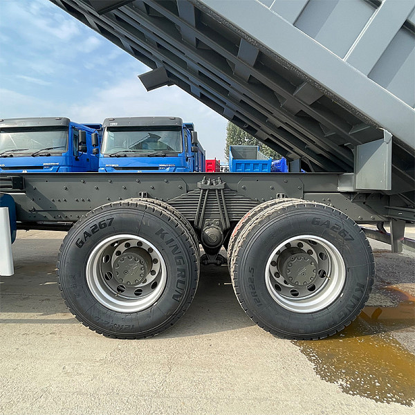 豪沃8x4自卸灰色详情2