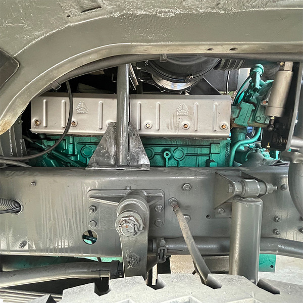 豪沃8x4自卸灰色详情4