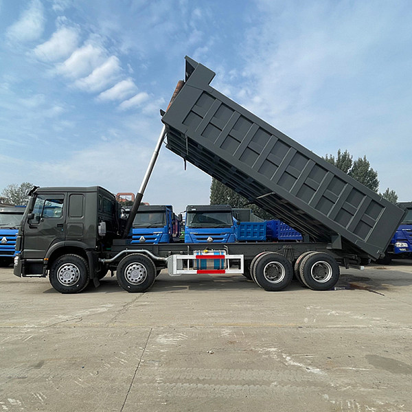 豪沃8x4自卸灰色详情6