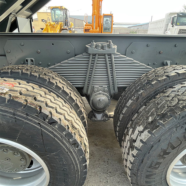 豪沃8x4自卸灰色详情9