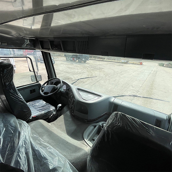 豪沃8x4自卸灰色详情11