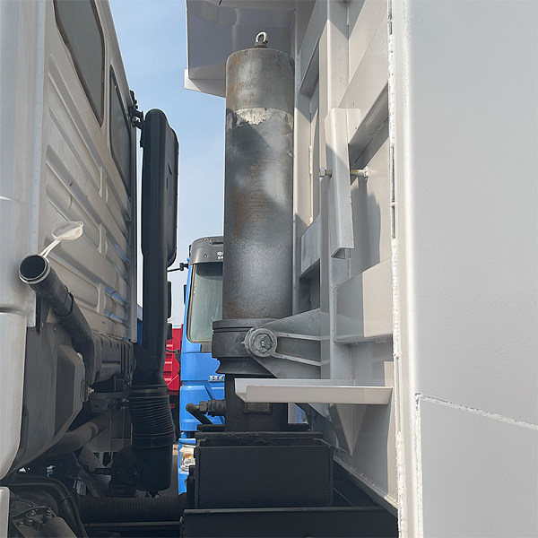 陕汽6x4自卸白色详情6