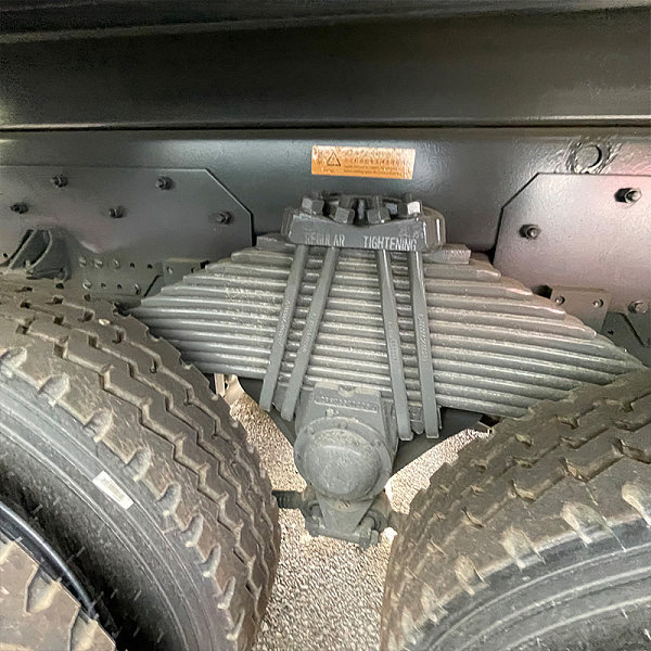 豪瀚6x4自卸白色详情1