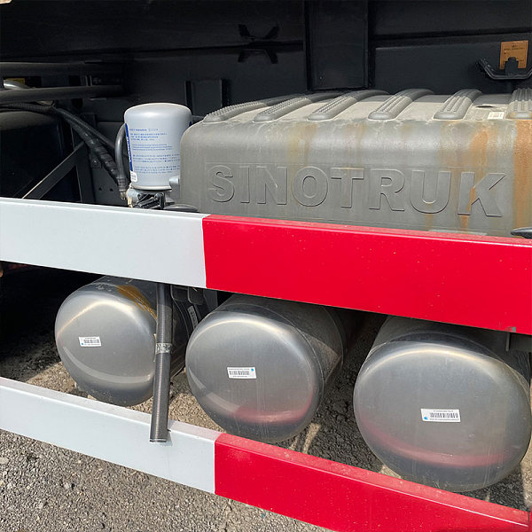 豪瀚6x4自卸白色详情2