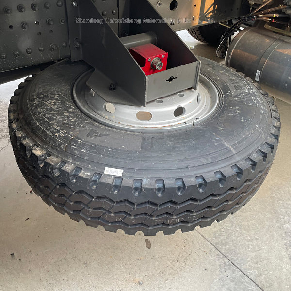 豪瀚6x4自卸白色详情3