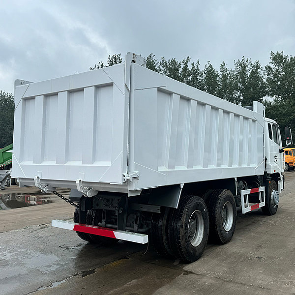 豪瀚6x4自卸白色详情6