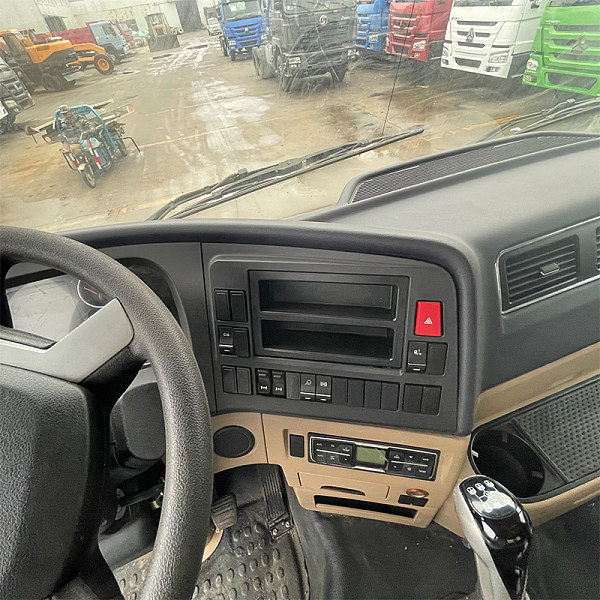 豪瀚6x4自卸白色详情7