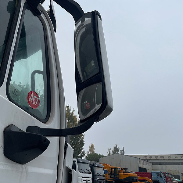 豪瀚6x4自卸白色详情9