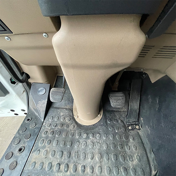 豪瀚6x4自卸白色详情12