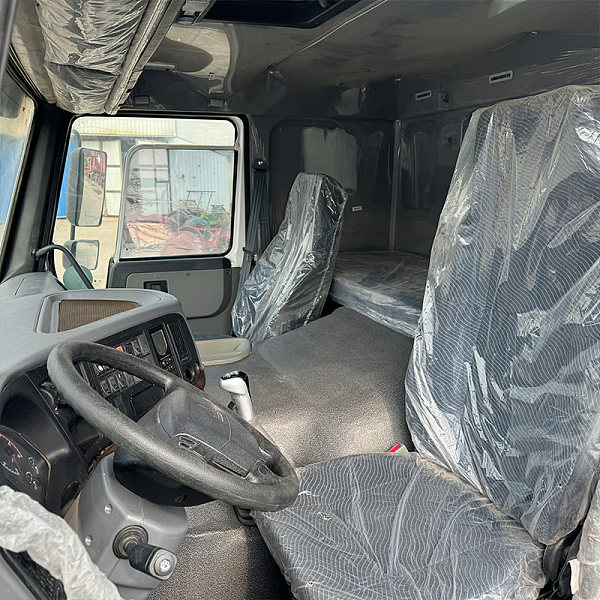 豪沃白色自卸详情1