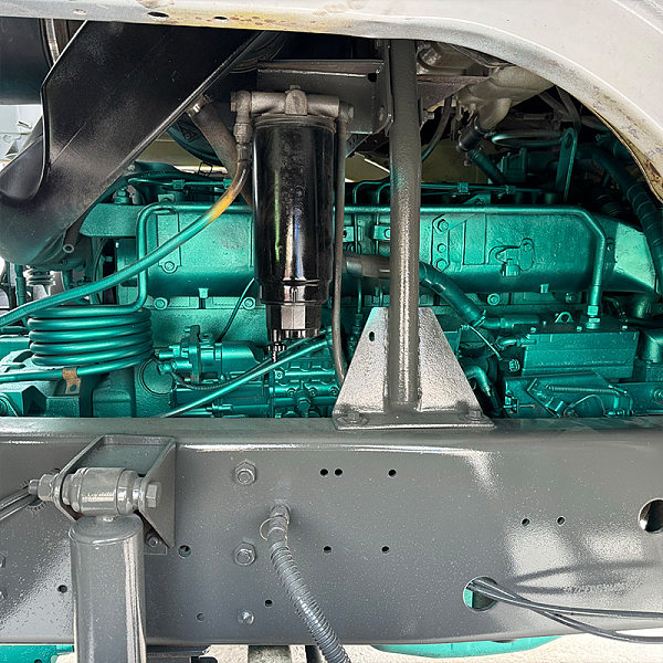 豪沃白色自卸详情2