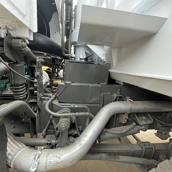 豪沃白色自卸详情3