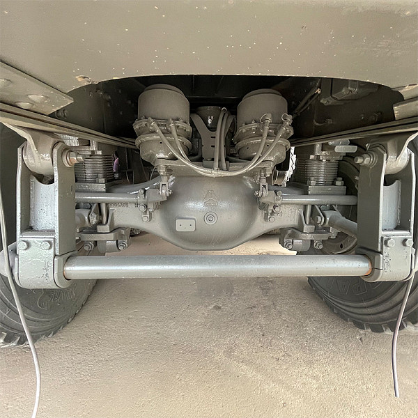 豪沃白色自卸详情4