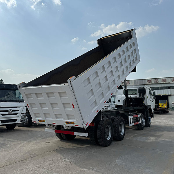 豪沃白色自卸详情5