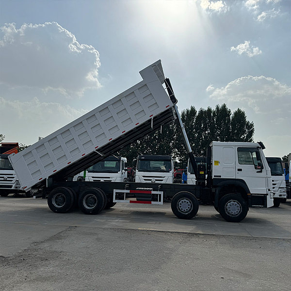 豪沃白色自卸详情6