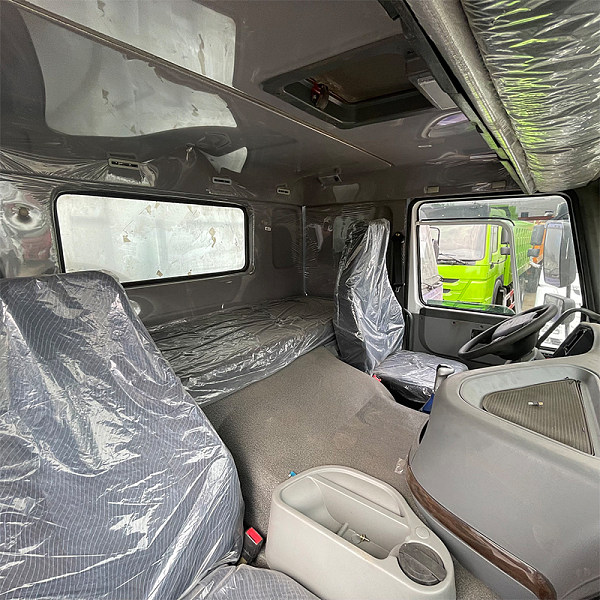 豪沃白色自卸详情7