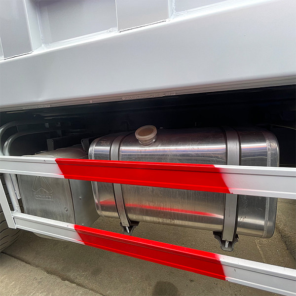 豪沃白色自卸详情11